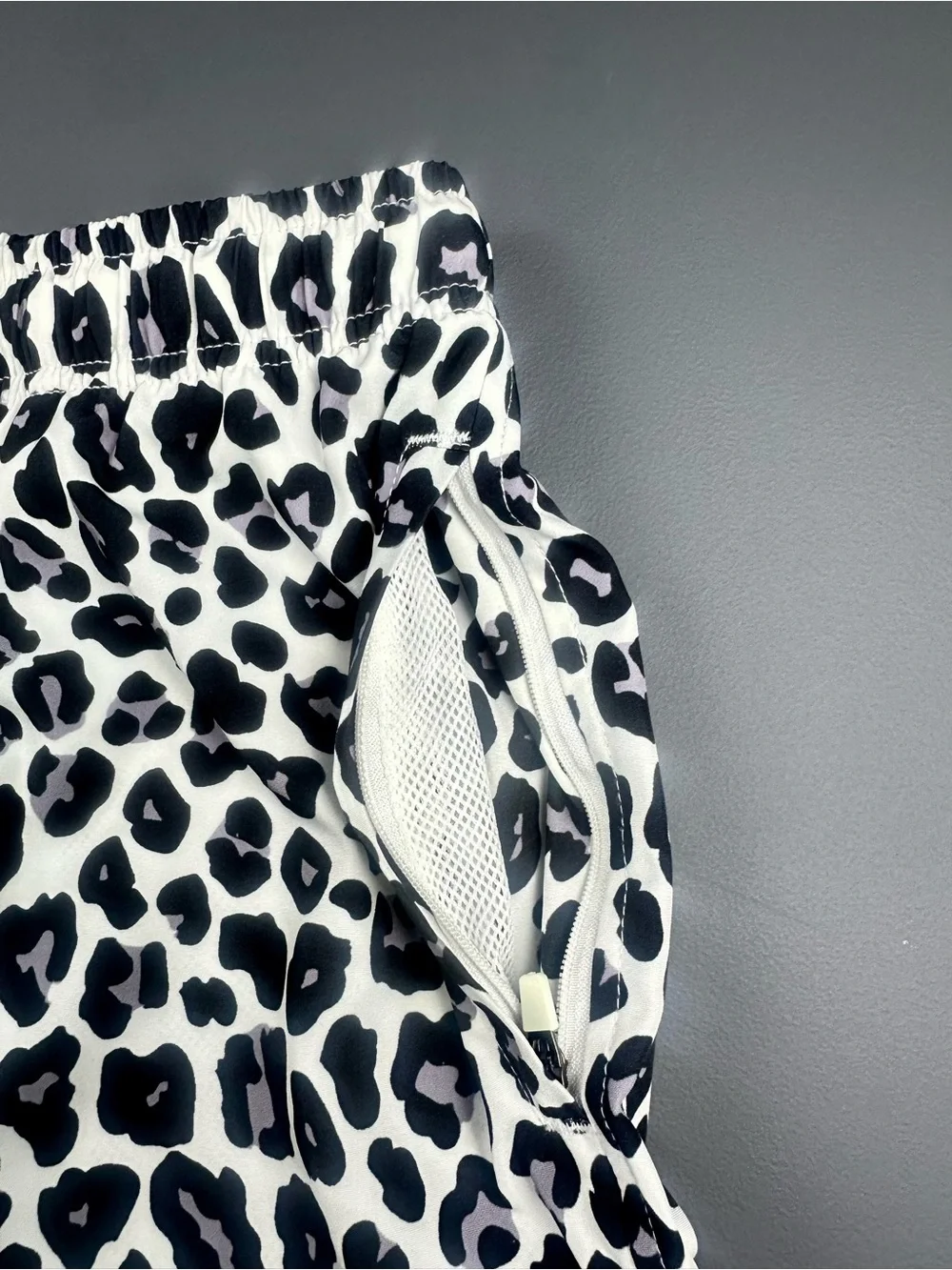 Cove Leopard Shorts Men’s 30 5” Inseam White Black Swim Gym Stretch Zip Pockets